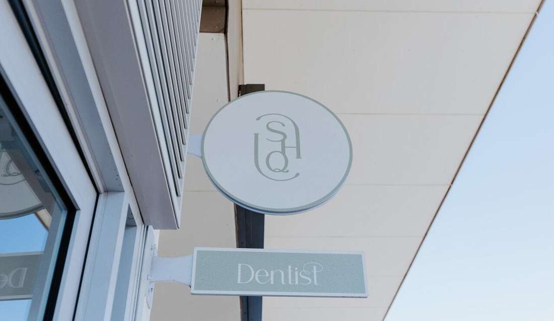 SmilesHQ sign on outside of clinic